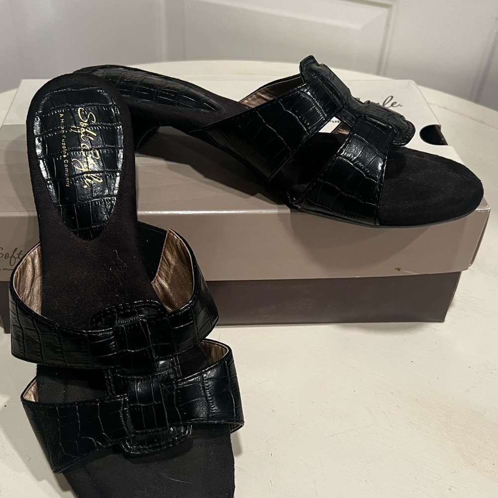 Soft Style Black Mules Sleek Minimalist Design